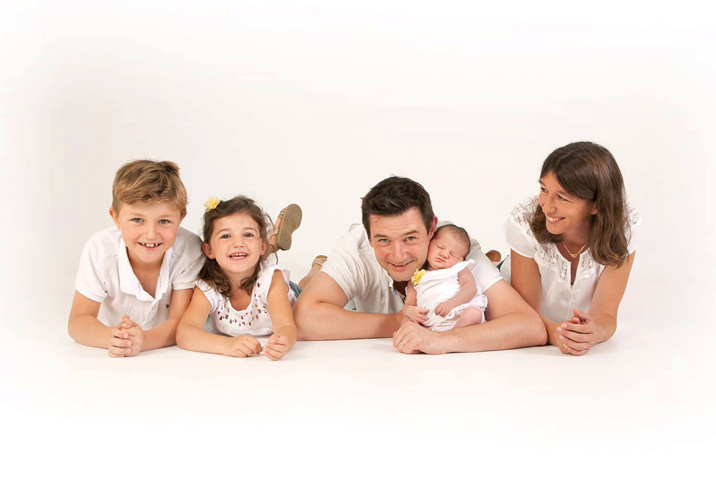 photo de famille sur fond blanc