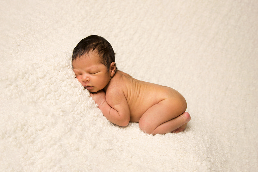  nouveau - né allongé sur une couverture blanche
