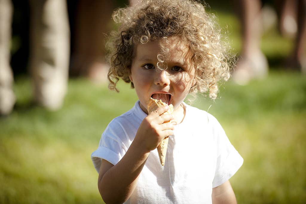 enfant mangeant une glace 
