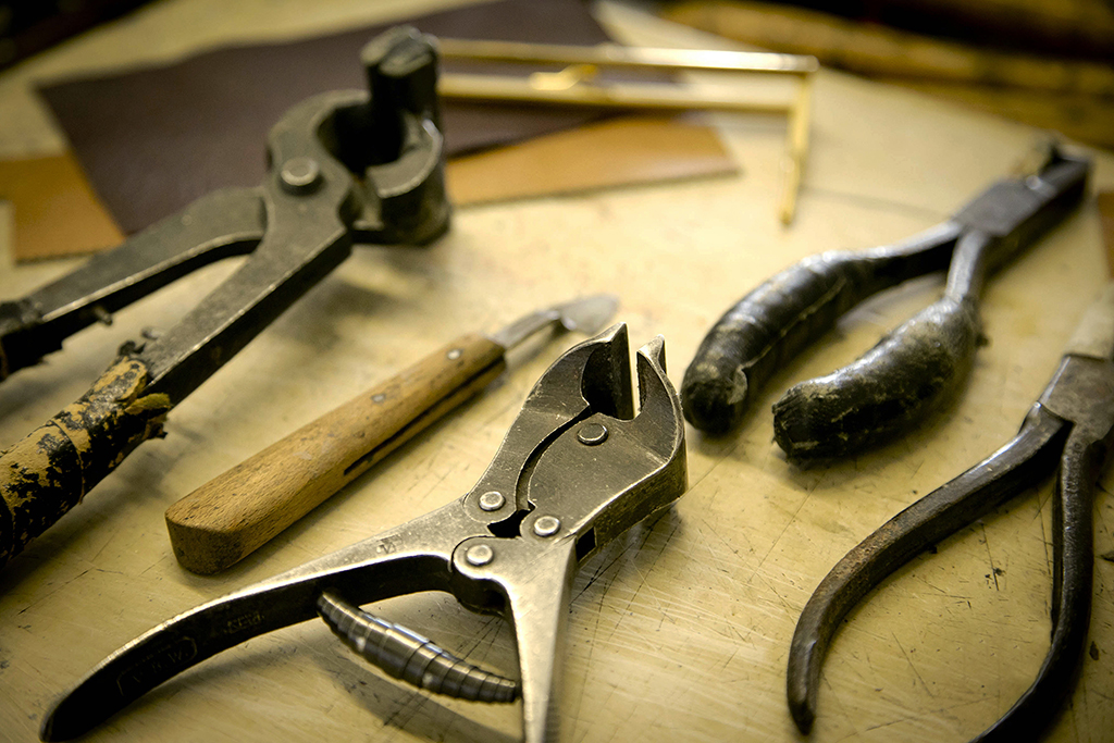 outils d'un artisan maroquinier