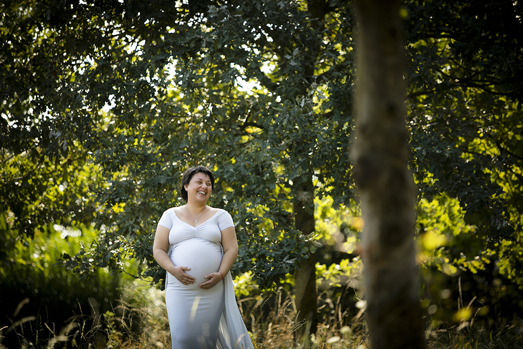 future maman portant une robe de maternité pour les séances photos