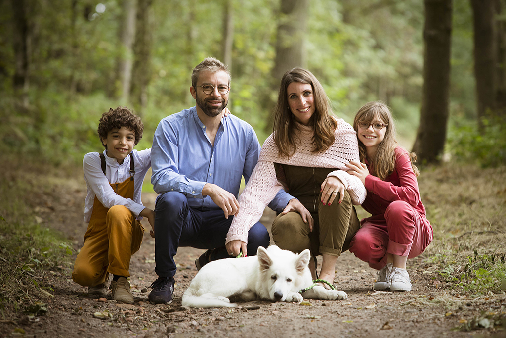 séance photo famille en forêt avec chien