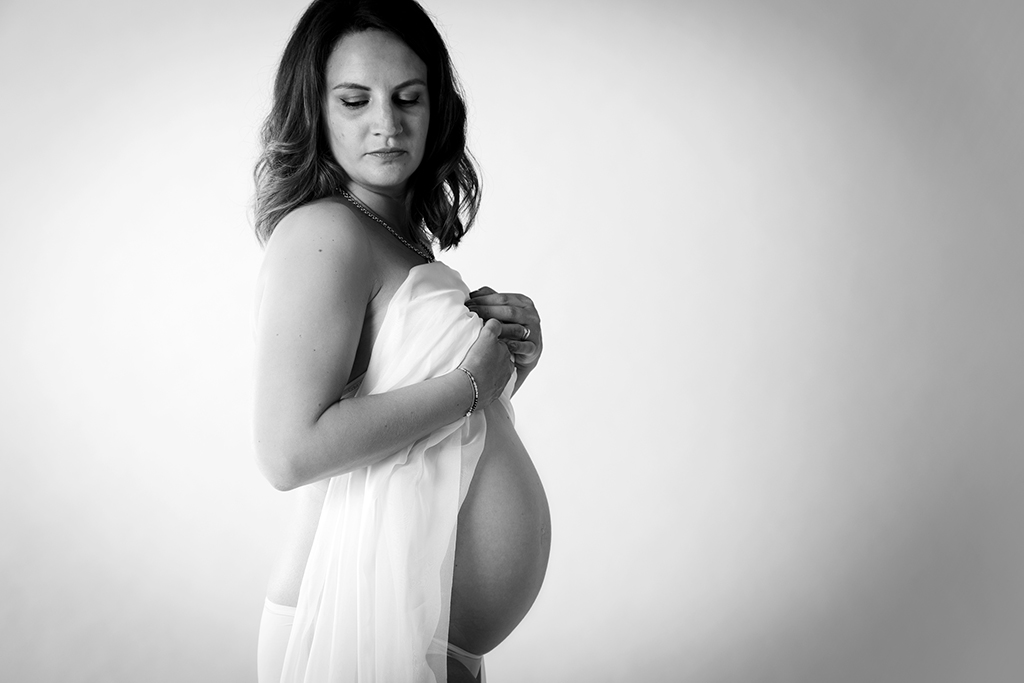 Photo de grossesse en studio fond blanc